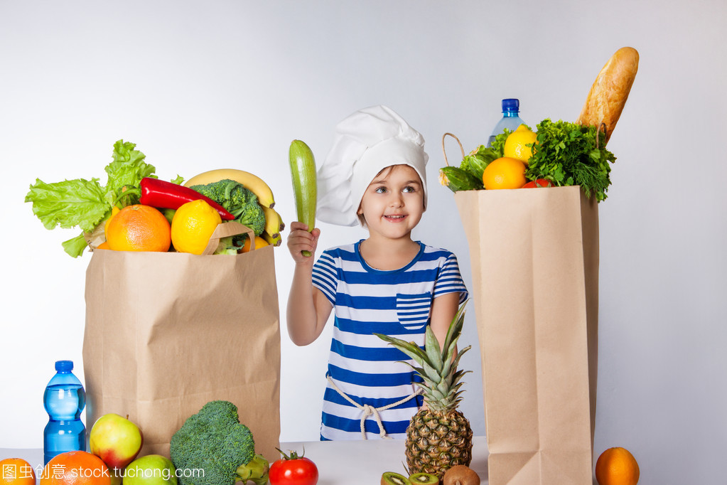 丰收的喜悦 头戴厨师帽的女孩与缤纷蔬果的温馨互动